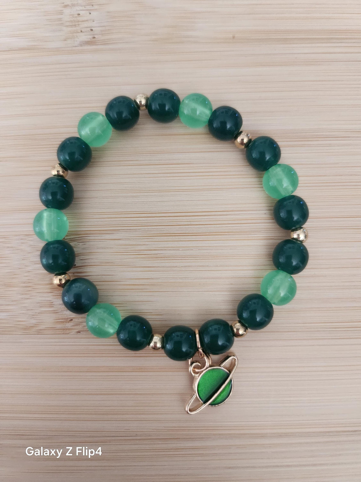 Bracelet Femme Uranus, Perles Vertes et Breloque Planète Verte et Dorée