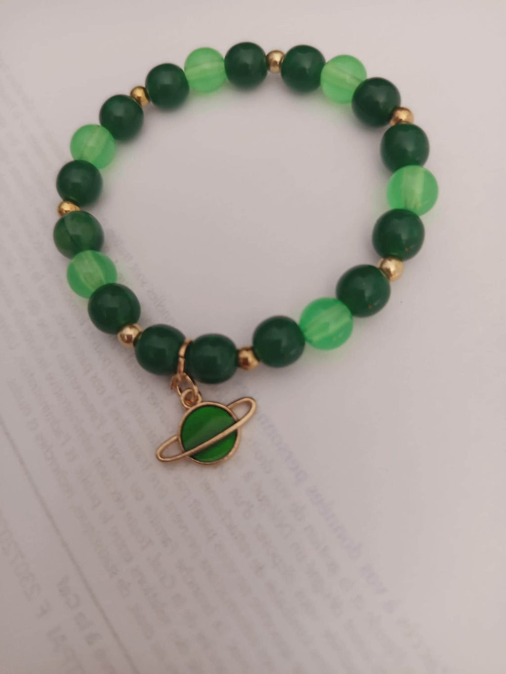 Bracelet Femme Uranus, Perles Vertes et Breloque Planète Verte et Dorée