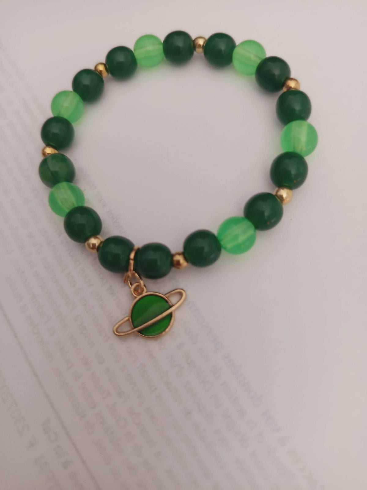 Bracelet Femme Uranus, Perles Vertes et Breloque Planète Verte et Dorée