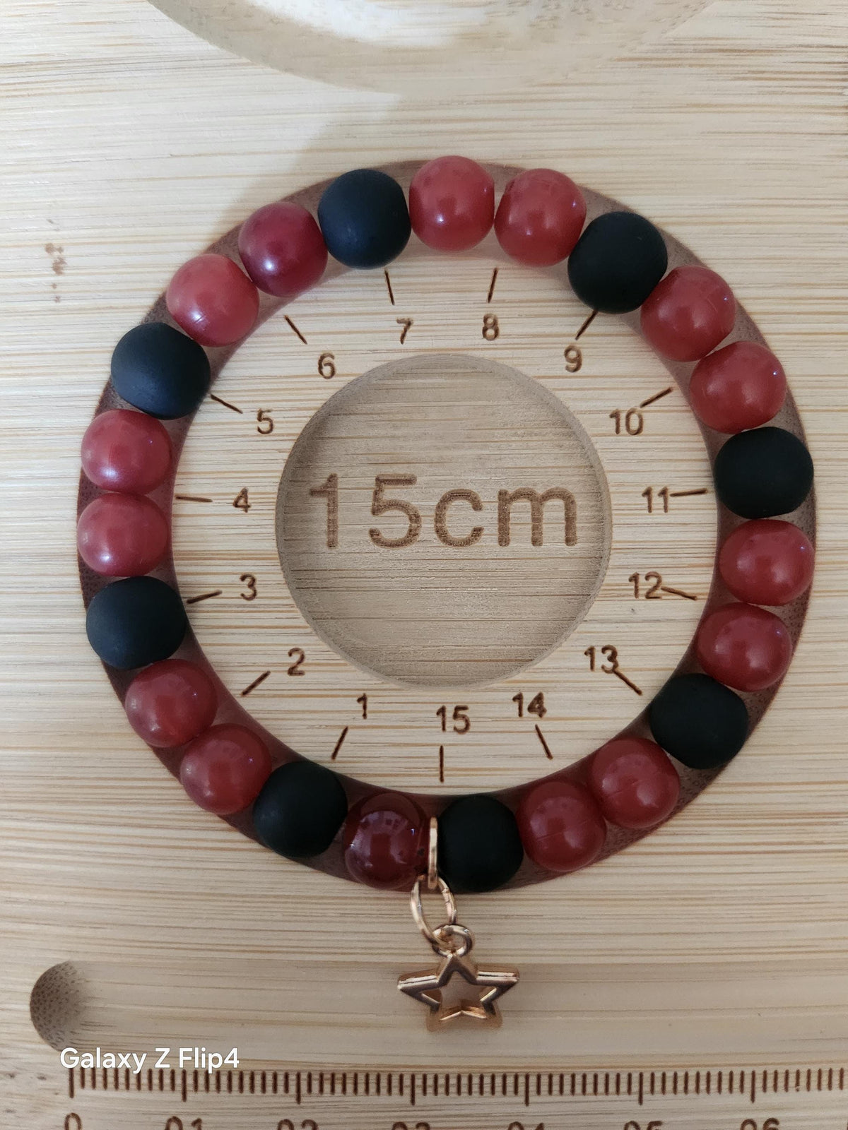 Bracelet Fantaisie Rouge Noir, Perles Brillantes et Pendentif Étoile Doré