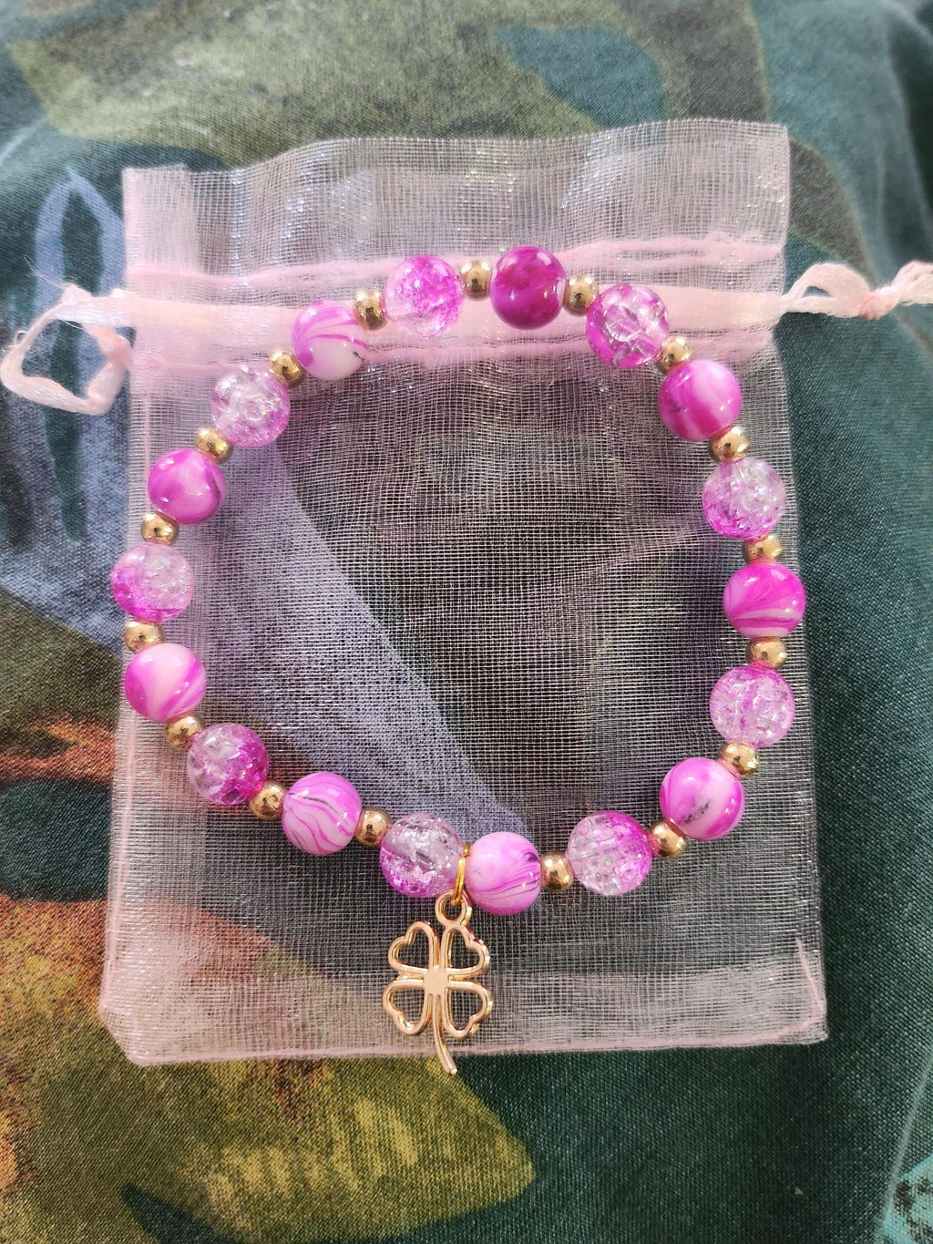 Bracelet Fantaisie en perles Rose, Élastique avec Trèfle Doré - Fuchsia -