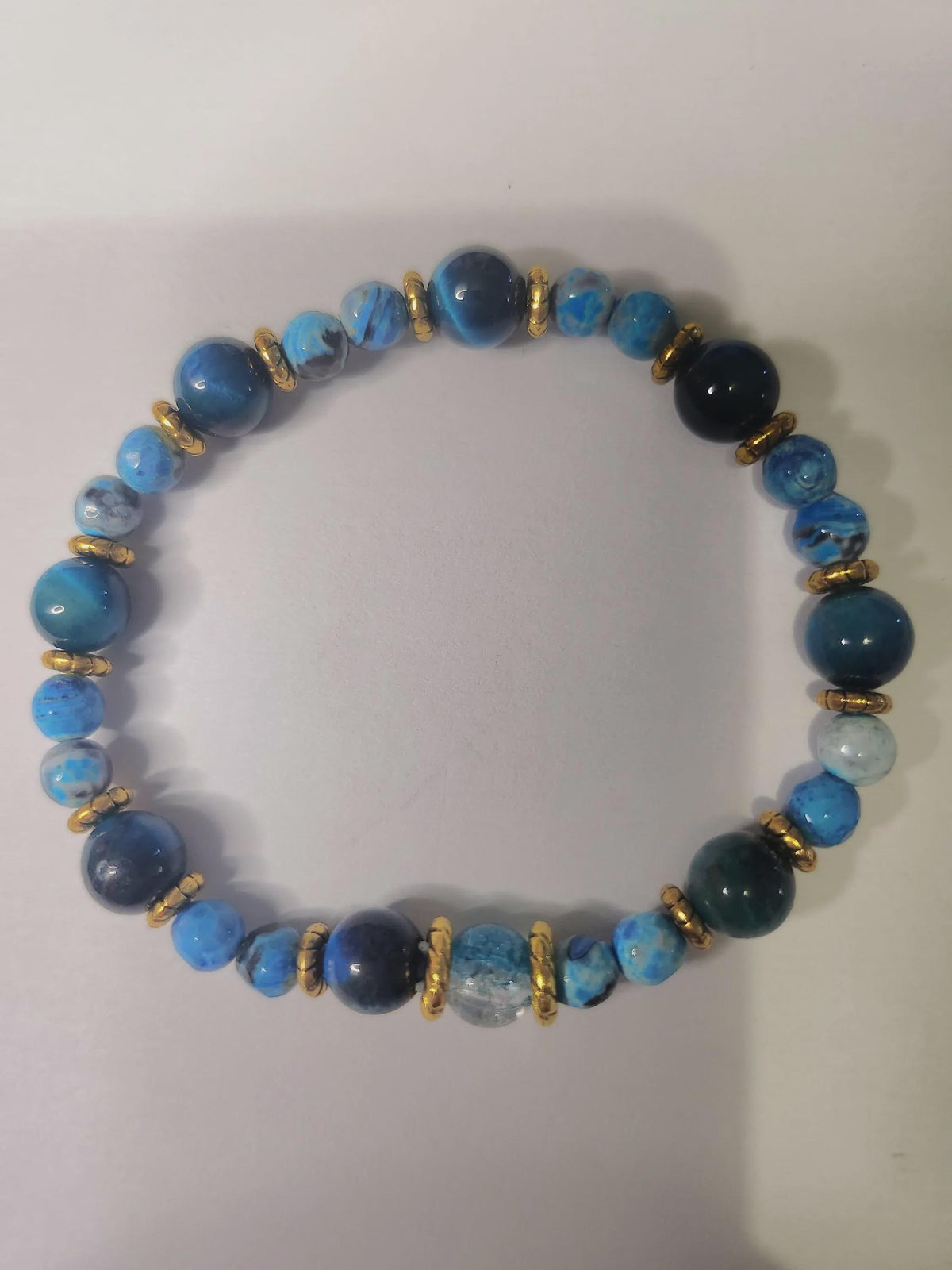 Bracelet fantaisie en  Perles Bleu Profond, et Intercalaires Dorés - Perles des Abysses -