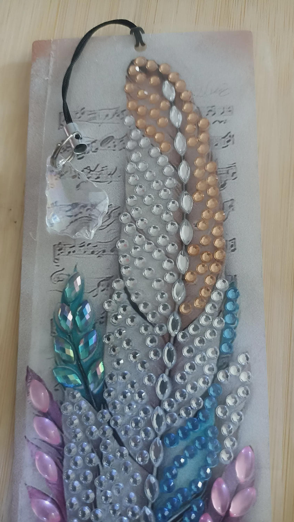 Marque-page artisanal en diamond painting,  avec plumes nacrées, fleurs, touches de bleu, rose et vert - "Evanélya " -