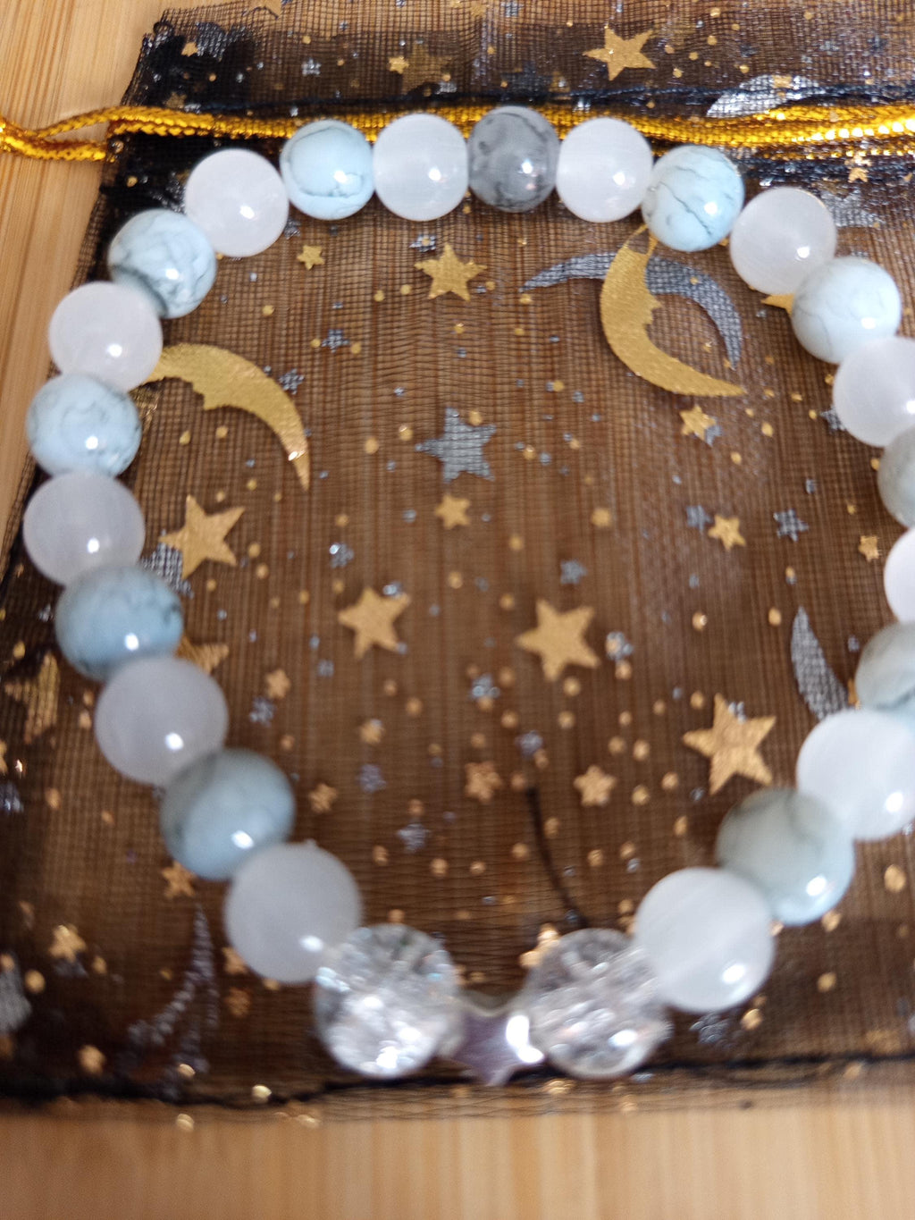 Bracelet perles blanches, bleues claires et grises, intercalaires argentés