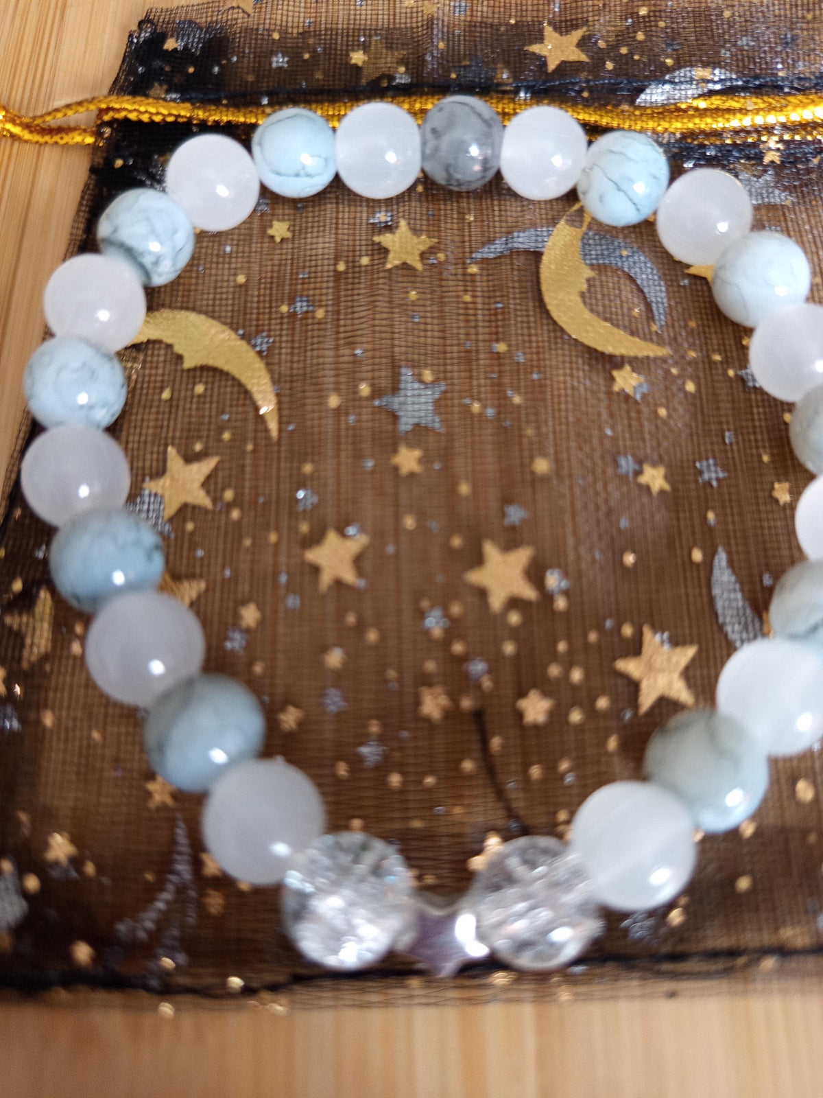 Bracelet perles blanches, bleues claires et grises, intercalaires argentés