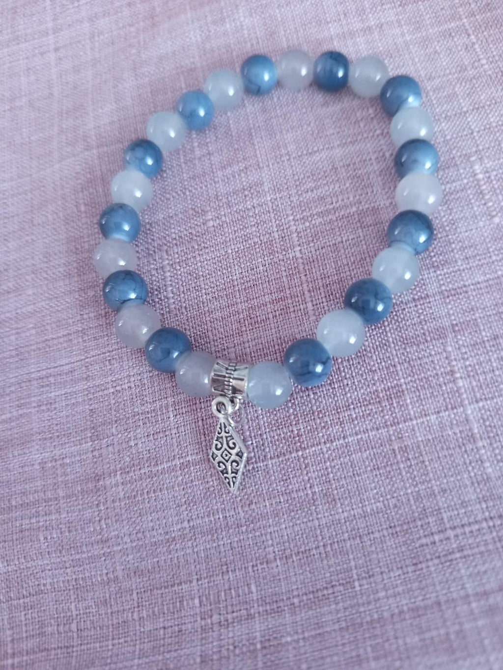 Bracelet en perles fantaisie bleu et gris- "Feuille de Brume"-