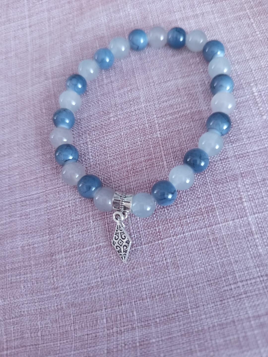 Bracelet en perles fantaisie bleu et gris- "Feuille de Brume"-