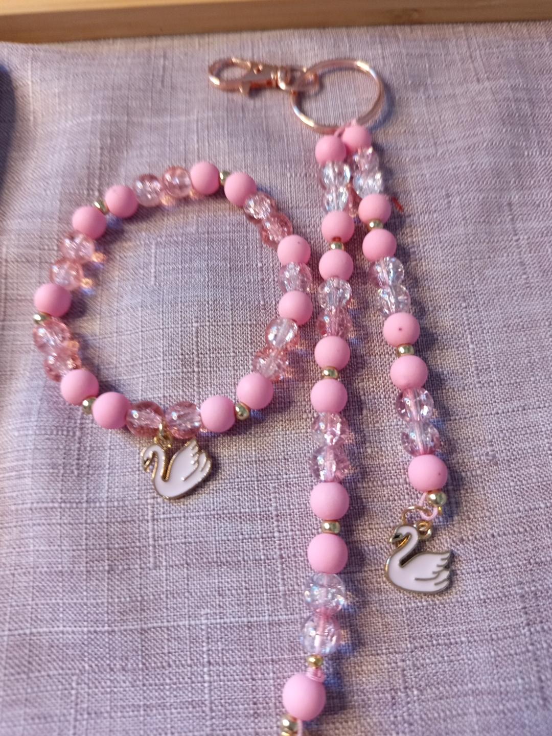 Ensemble composé d'un bracelet et de son grigri assorti - tons rose - spécial octobre rose = "Cygne d'espoir"