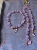 Ensemble composé d'un bracelet et de son grigri assorti - Spécial octobre rose = douceur d'espoir -