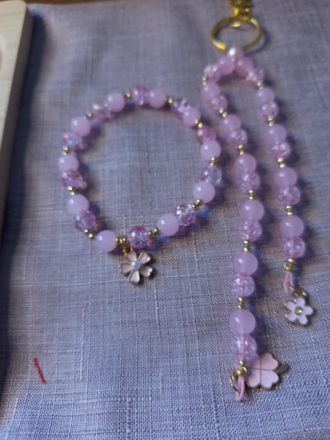 Ensemble composé d'un bracelet et de son grigri assorti - Spécial octobre rose = douceur d'espoir -