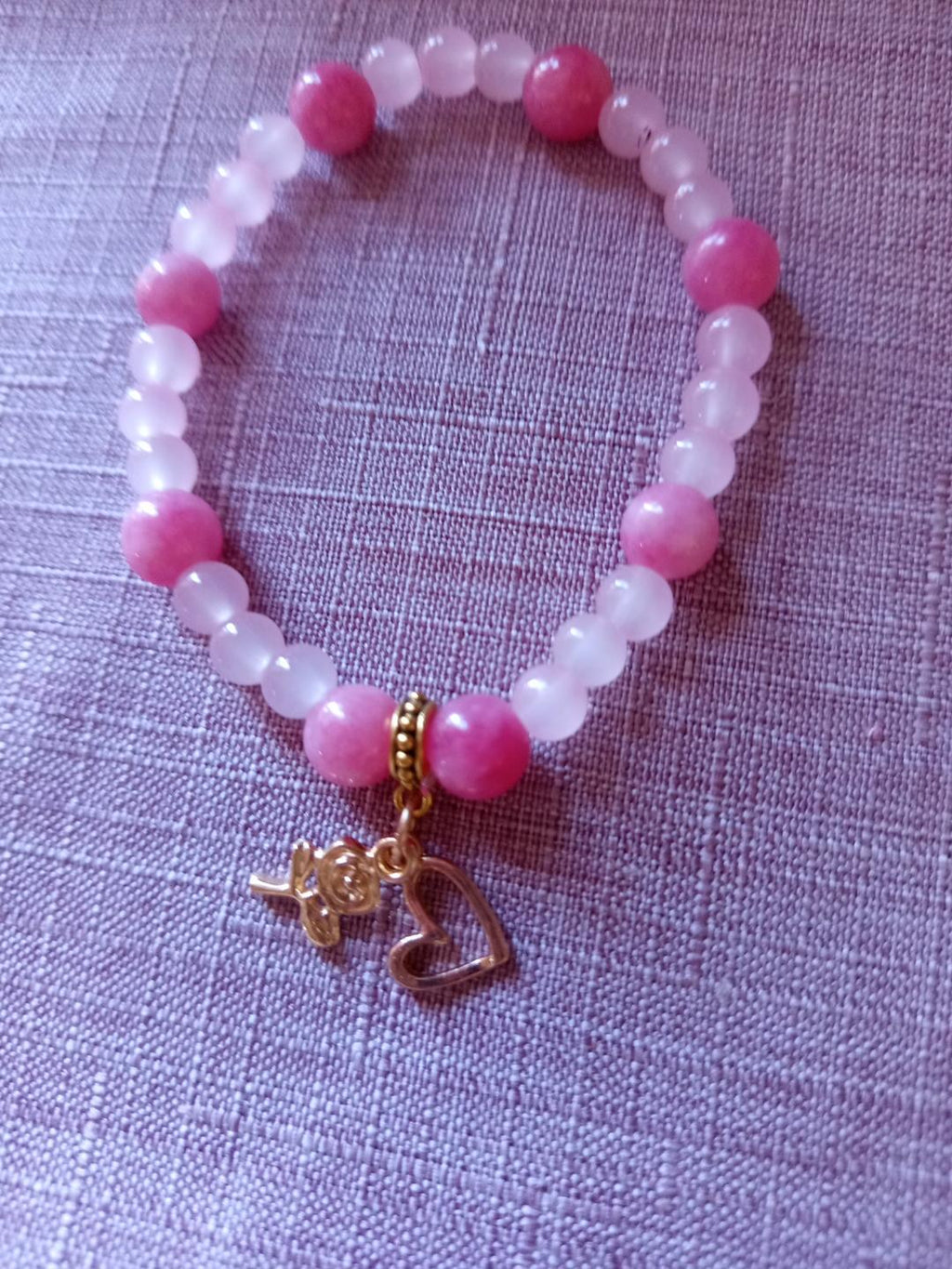 Bracelet fantaisie en perles rose – Breloques rose et cœur dorées – "Rose de Cœur"