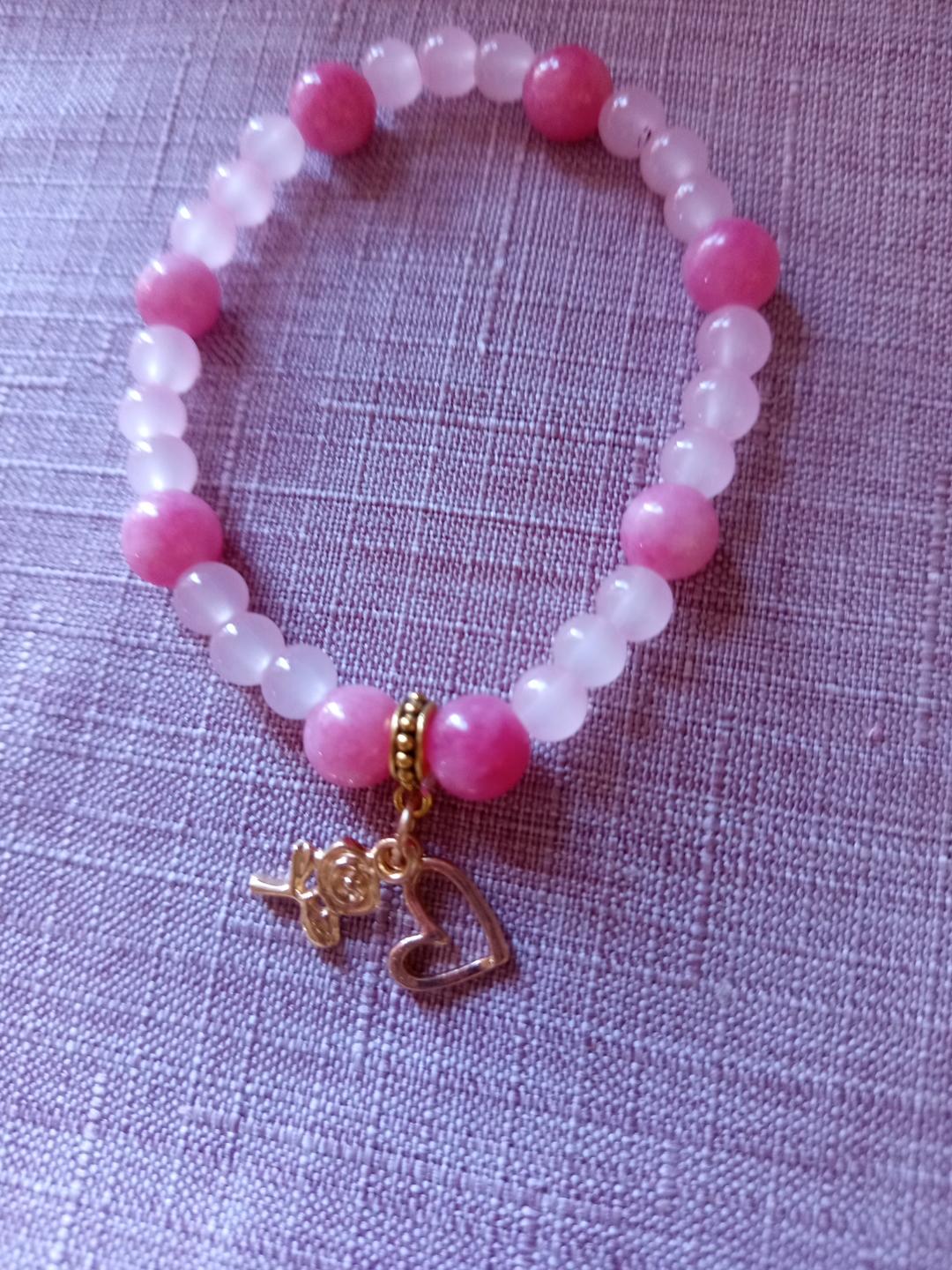 Bracelet fantaisie en perles rose – Breloques rose et cœur dorées – "Rose de Cœur"
