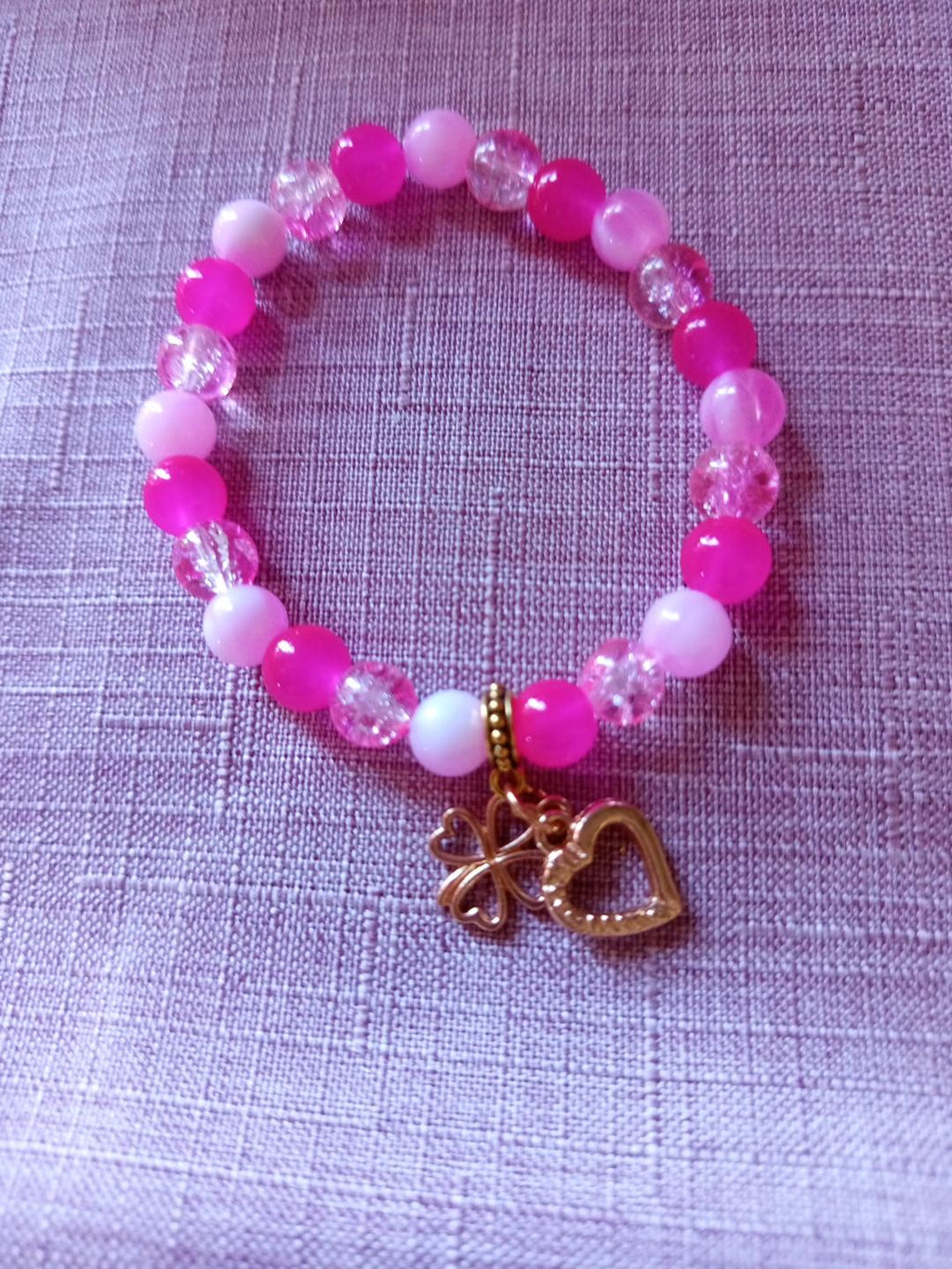 Bracelet fantaisie en perles rose – Trèfle et cœur dorés – "Trèfle de Cœur"🌸