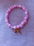 Bracelet en perles fantaisie rose avec breloque - Spécial Octobre Rose = "Aile d'espoir" -