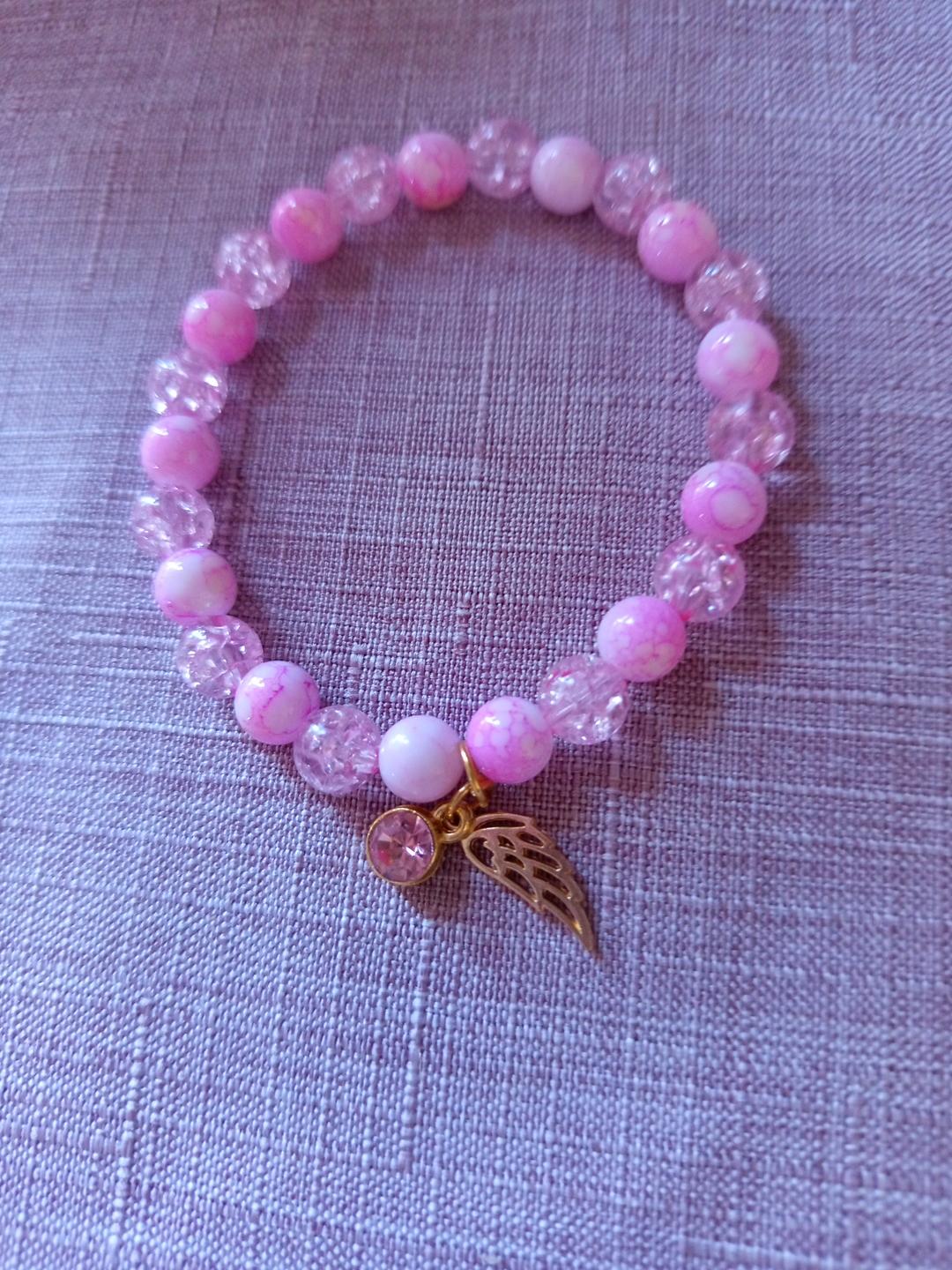 Bracelet en perles fantaisie rose avec breloque - Spécial Octobre Rose = "Aile d'espoir" -