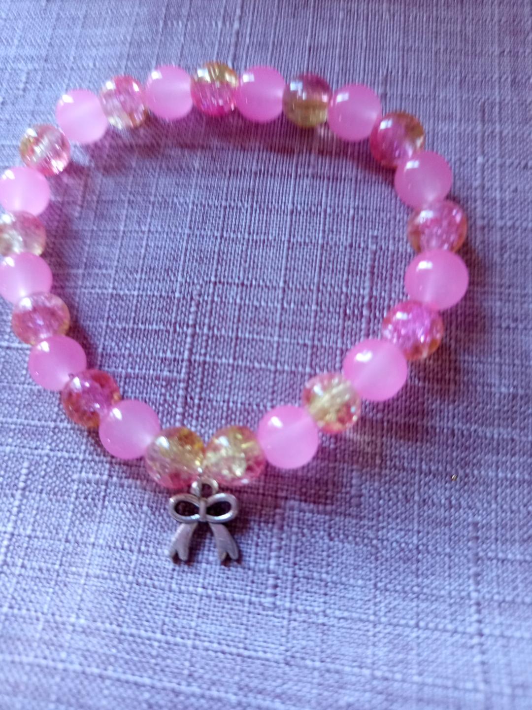 Bracelet fantaisie en perles rose – Breloque nœud et perles lumineuses – "Ruban d’Espoir🎀
