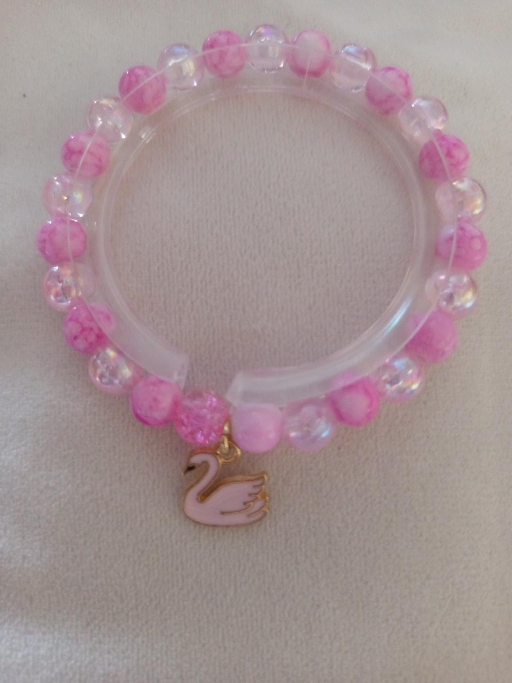 Bracelet fantaisie en perles rose – Perles irisées et breloque cygne – "Cygne d’Aurore🦢"