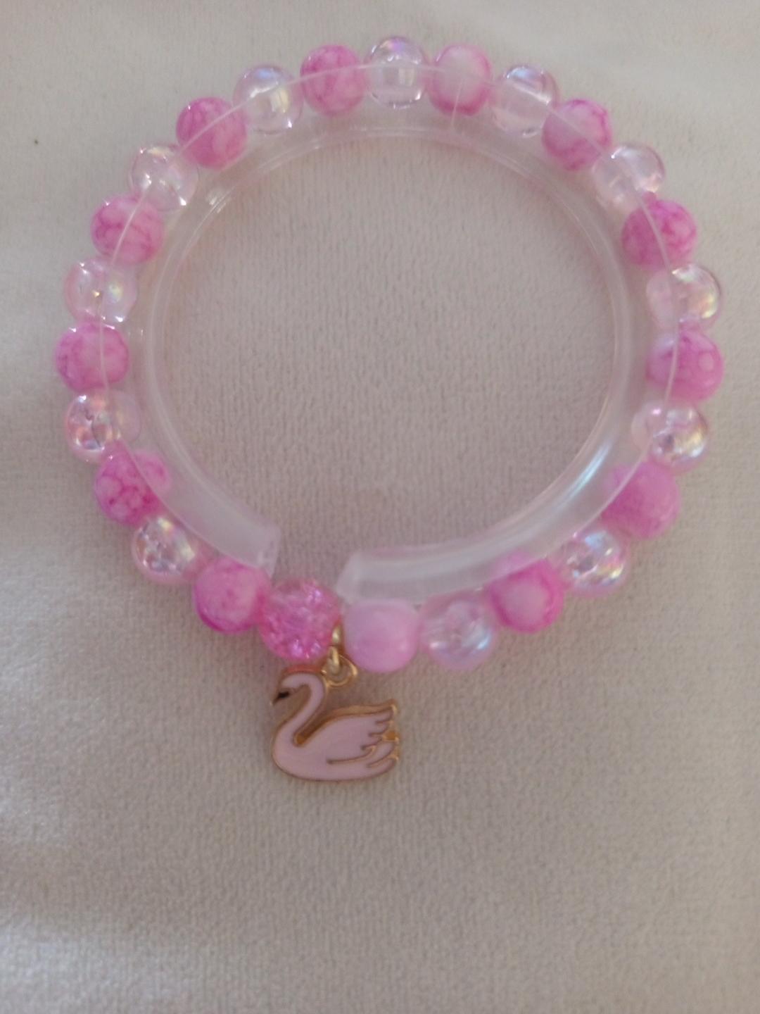 Bracelet fantaisie en perles rose – Perles irisées et breloque cygne – "Cygne d’Aurore🦢"