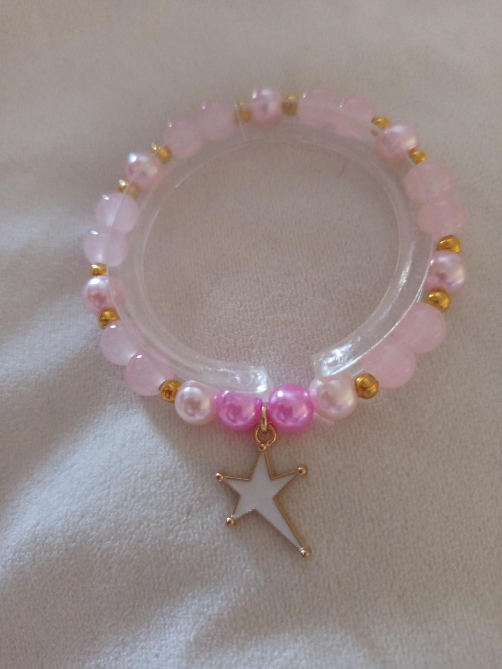 Bracelet fantaisie en perles rose – Perles nacrées et breloque étoile – Étoile de Rosée