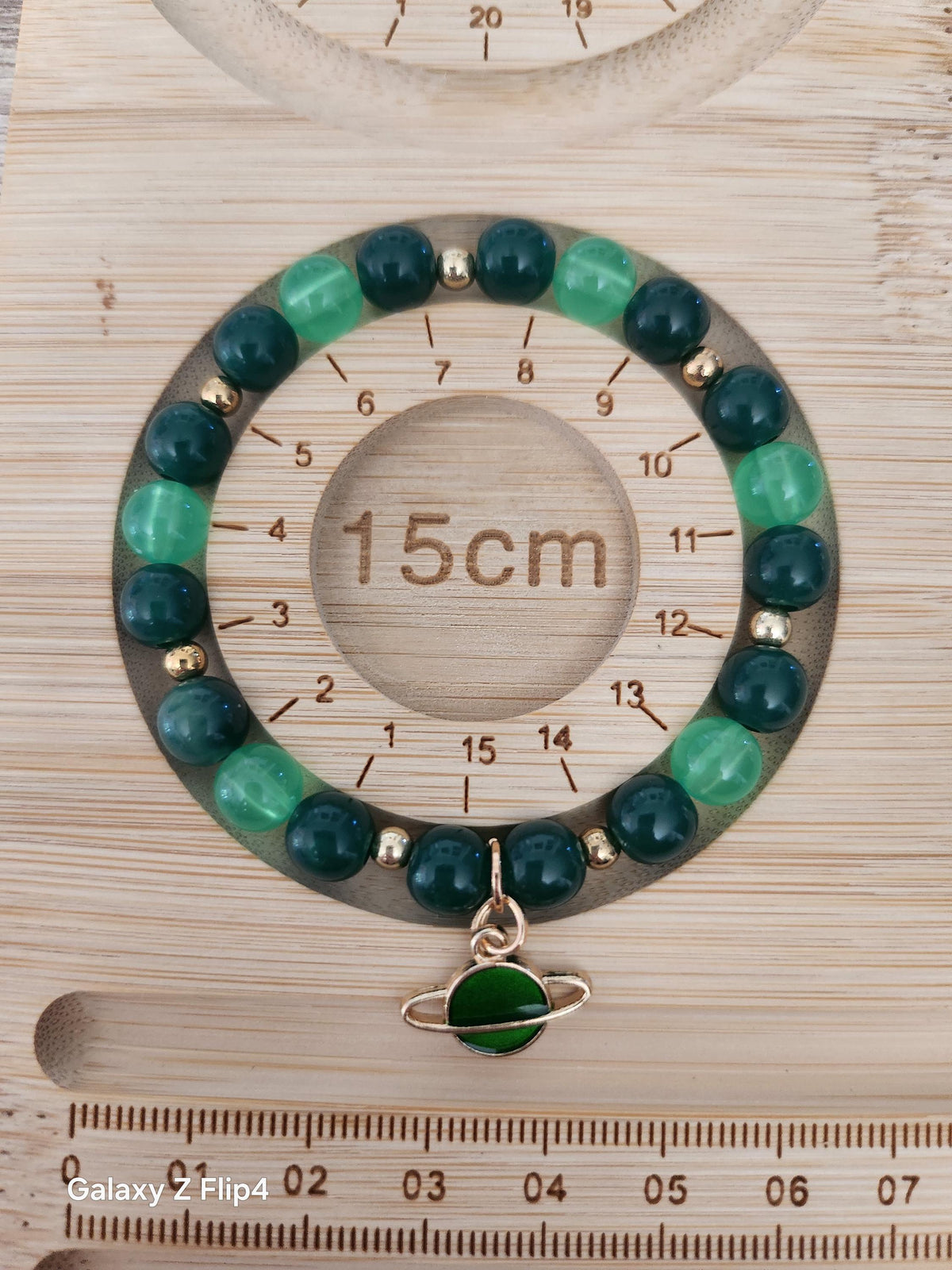 Bracelet Femme Uranus, Perles Vertes et Breloque Planète Verte et Dorée