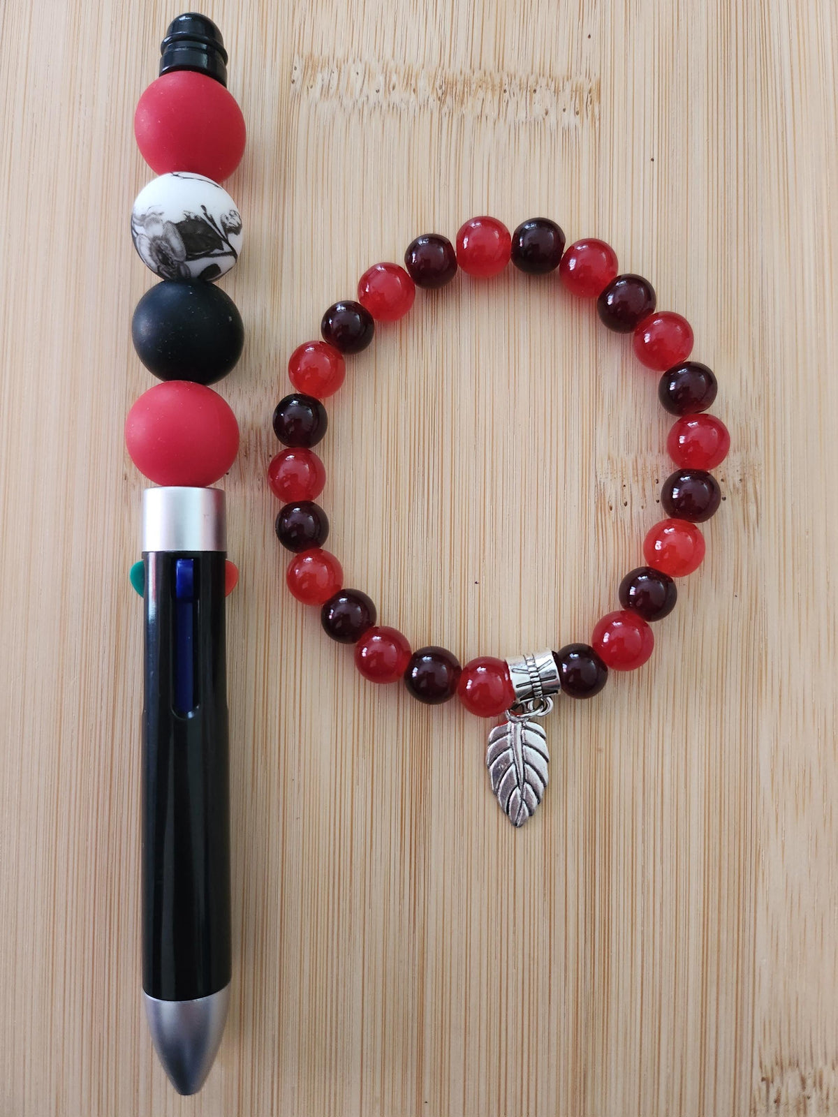 Duo Bracelet & Stylo 4 couleurs en perles fantaisie  Rouge Noir Et Argenté, - Sumac -