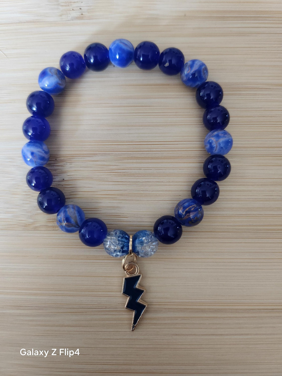 Cadeau Femme, Bracelet Perles Bleues Élastique avec Pendentif Éclair Neptune