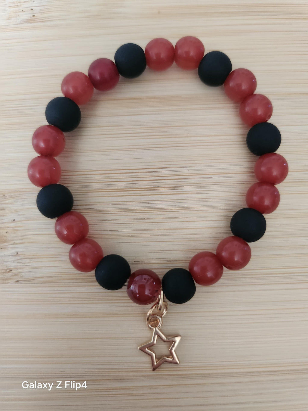 Bracelet Fantaisie Rouge Noir, Perles Brillantes et Pendentif Étoile Doré