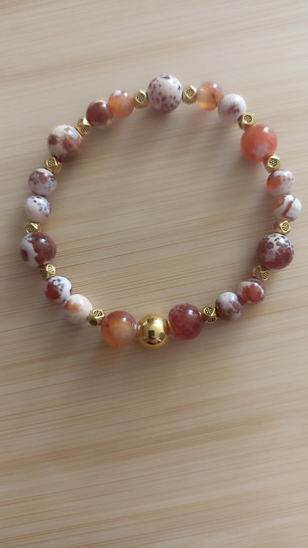 Bracelet fantaisie Akary, perles orange, blanches et brunes, intercalaires dorés