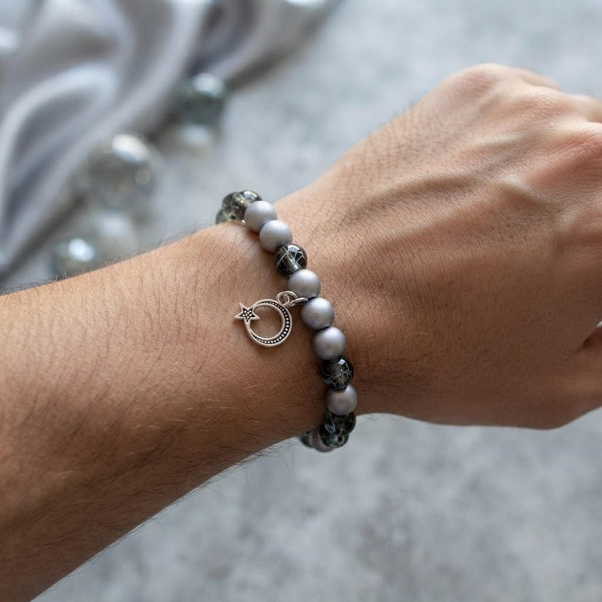 Bracelet Homme Perles Noires et Argentées, Breloque Lune - "Roc d'Argent" -