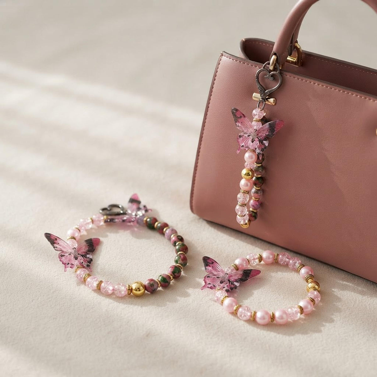 Ensemble bracelet et grigri ou porte-clé - tons roses de différentes nuances  & papillons - "Ailes précieuses" -