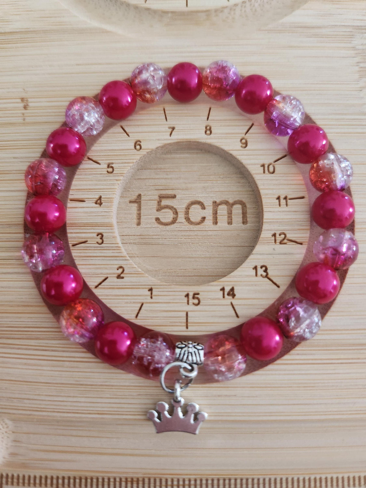 Cadeau femme : bracelet fantaisie rose avec perles et breloque couronne