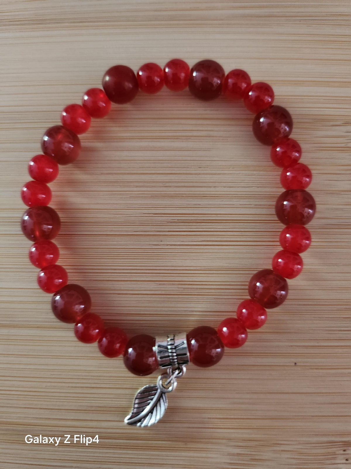 Bracelet Fantaisie Rouge à Pendentif Feuille, Style Manga