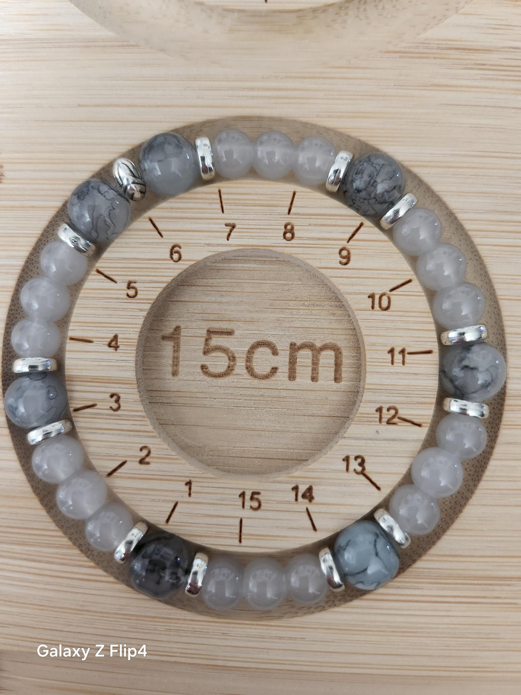 Idée cadeau bracelet fantaisie Givre, perles blanches et grises,