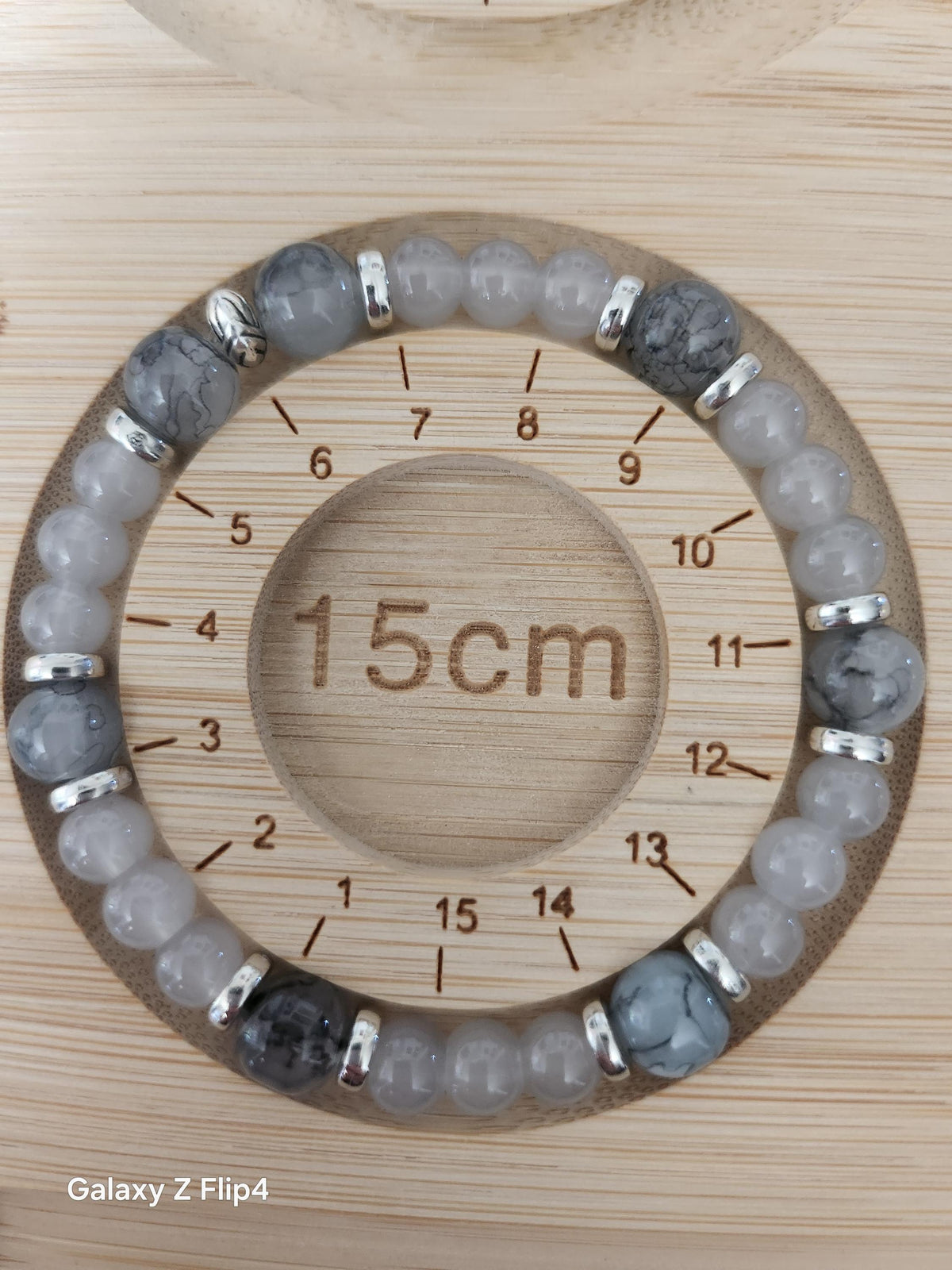 Idée cadeau bracelet fantaisie Givre, perles blanches et grises,