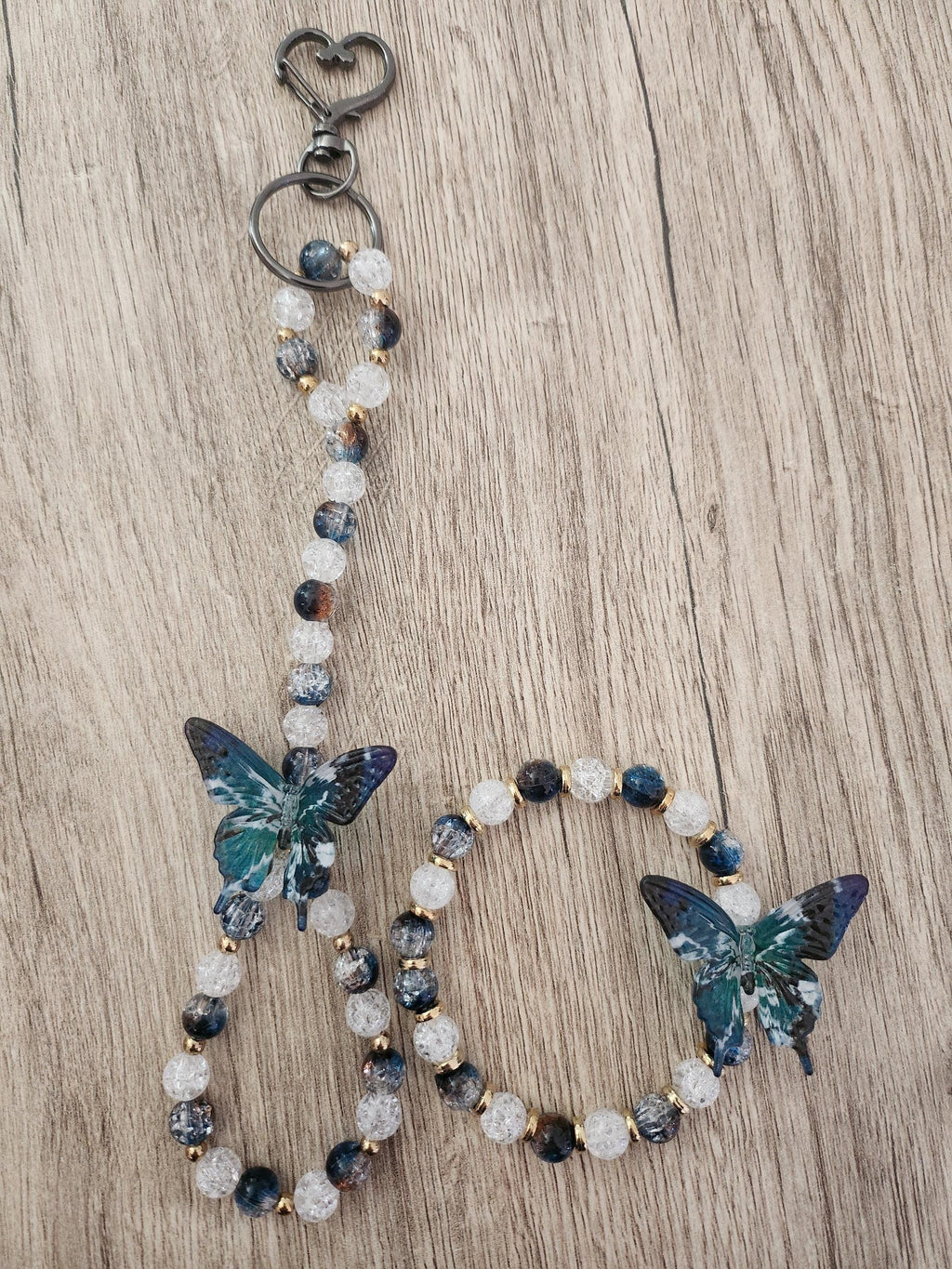 Ensemble Bracelet Porte Clé, Perles Bleu Blanc et Papillons Azur - "Ailes d'azur -