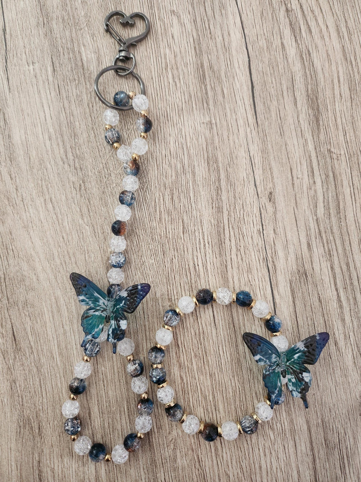 Ensemble Bracelet Porte Clé, Perles Bleu Blanc et Papillons Azur - "Ailes d'azur -