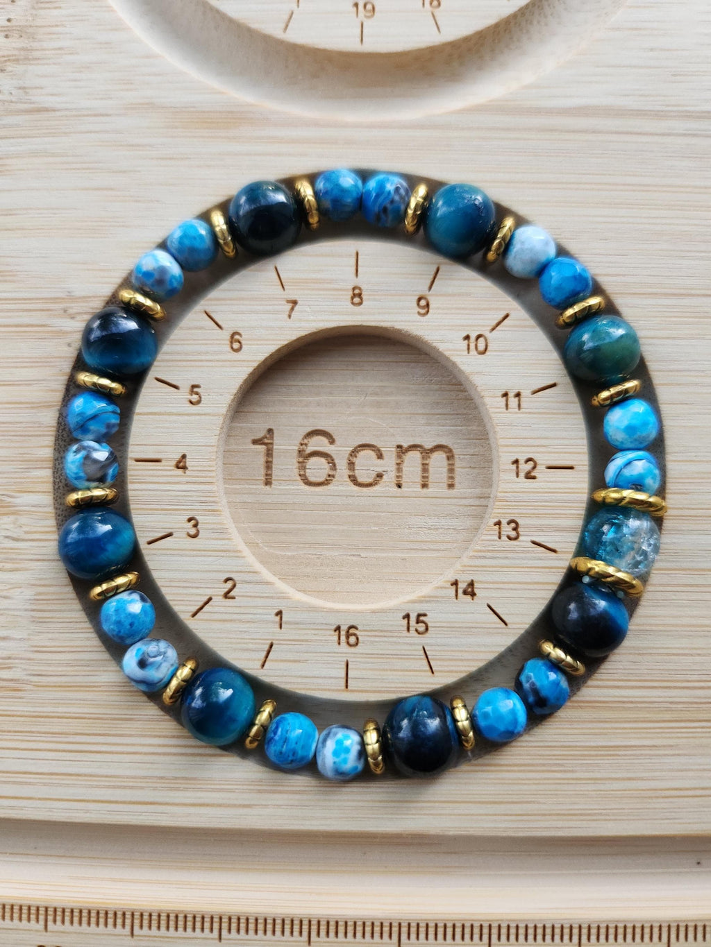 Bracelet fantaisie en  Perles Bleu Profond, et Intercalaires Dorés - Perles des Abysses -