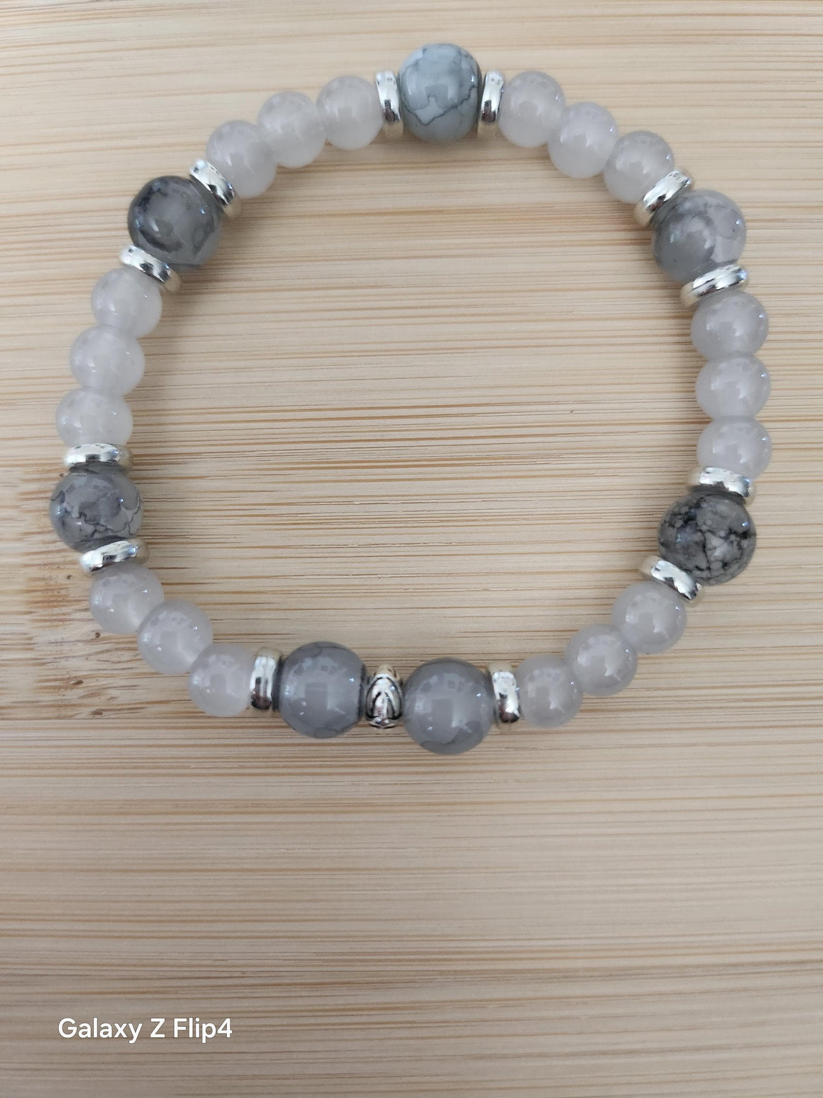 Idée cadeau bracelet fantaisie Givre, perles blanches et grises,