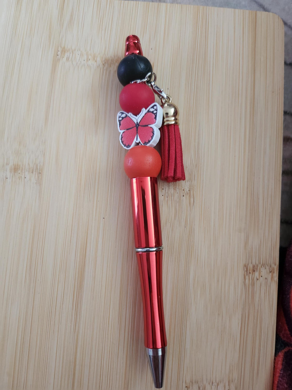 Ensemble Stylo & Bracelet en perles fantaisie  Rouges et Noires, Papillon Argenté - Coque-Licot,