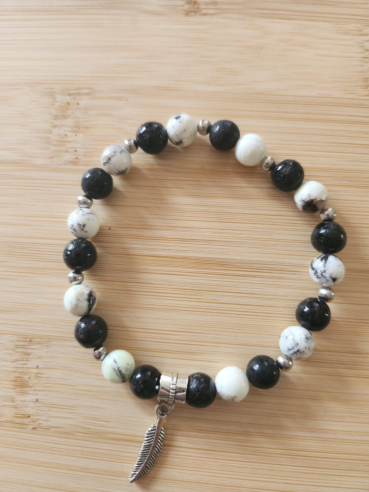 Bracelet en pierres d'origine indéterminée - tons noir & blanc - "Nuit Sauvage"
