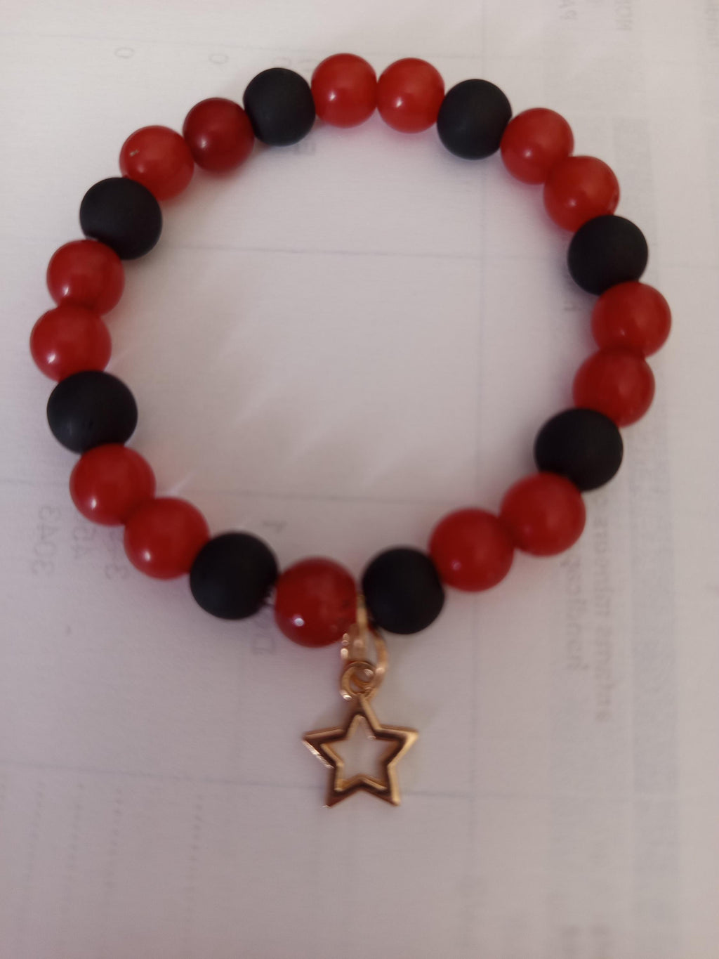 Bracelet Fantaisie Rouge Noir, Perles Brillantes et Pendentif Étoile Doré