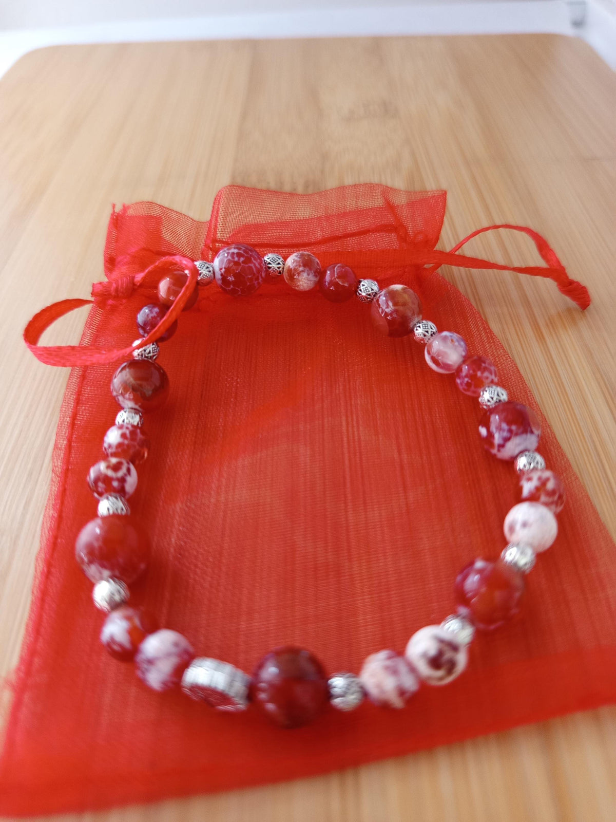Bracelet en Perles Rouges et Blanches, Breloque Feuille,