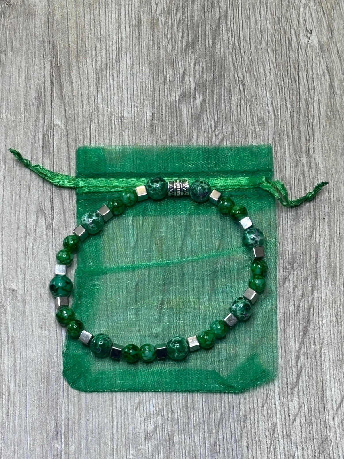 Bracelet Perles Vertes et Blanches, Intercalaires Argentés, Modèle Sylva