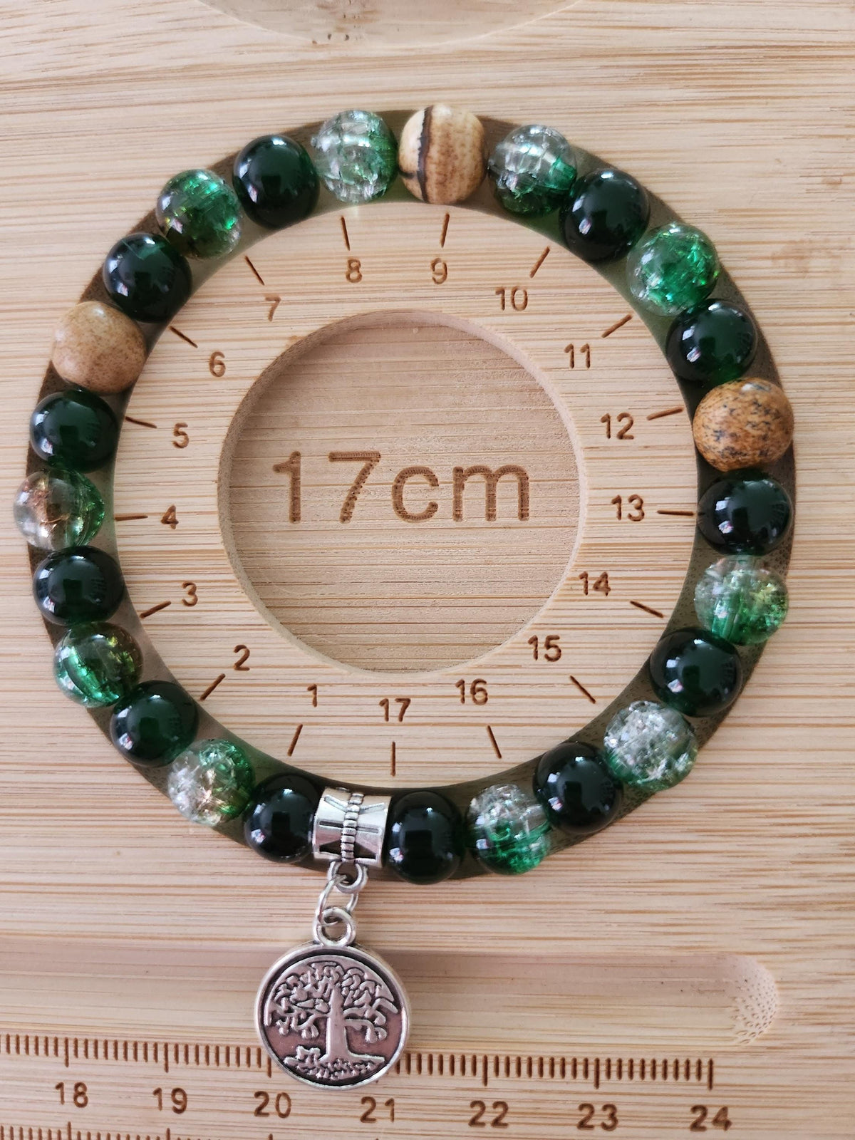 Cadeau femme, bracelet nature en perles vertes, brunes et beiges avec breloque arbre
