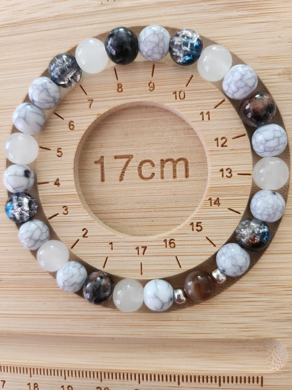 Bracelet en perles verre grises, blanches, noires, marrons et cuivrées