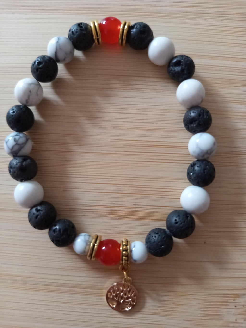 Bracelet en Perles Noires, Blanches et Rouges, Pendentif Arbre Doré