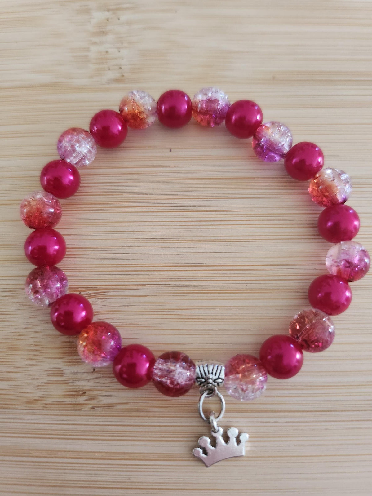 Cadeau femme : bracelet fantaisie rose avec perles et breloque couronne