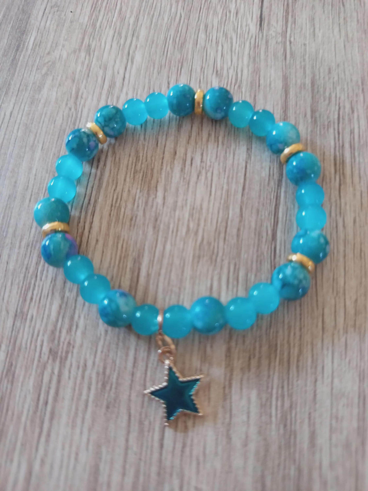 Bracelet Femme Stella, Perles Turquoise et Breloque Étoile Bleue Dorée