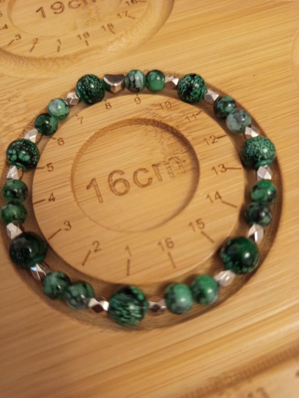 Bracelet vert émeraude, perles et intercalaires argentés avec cœur délicat