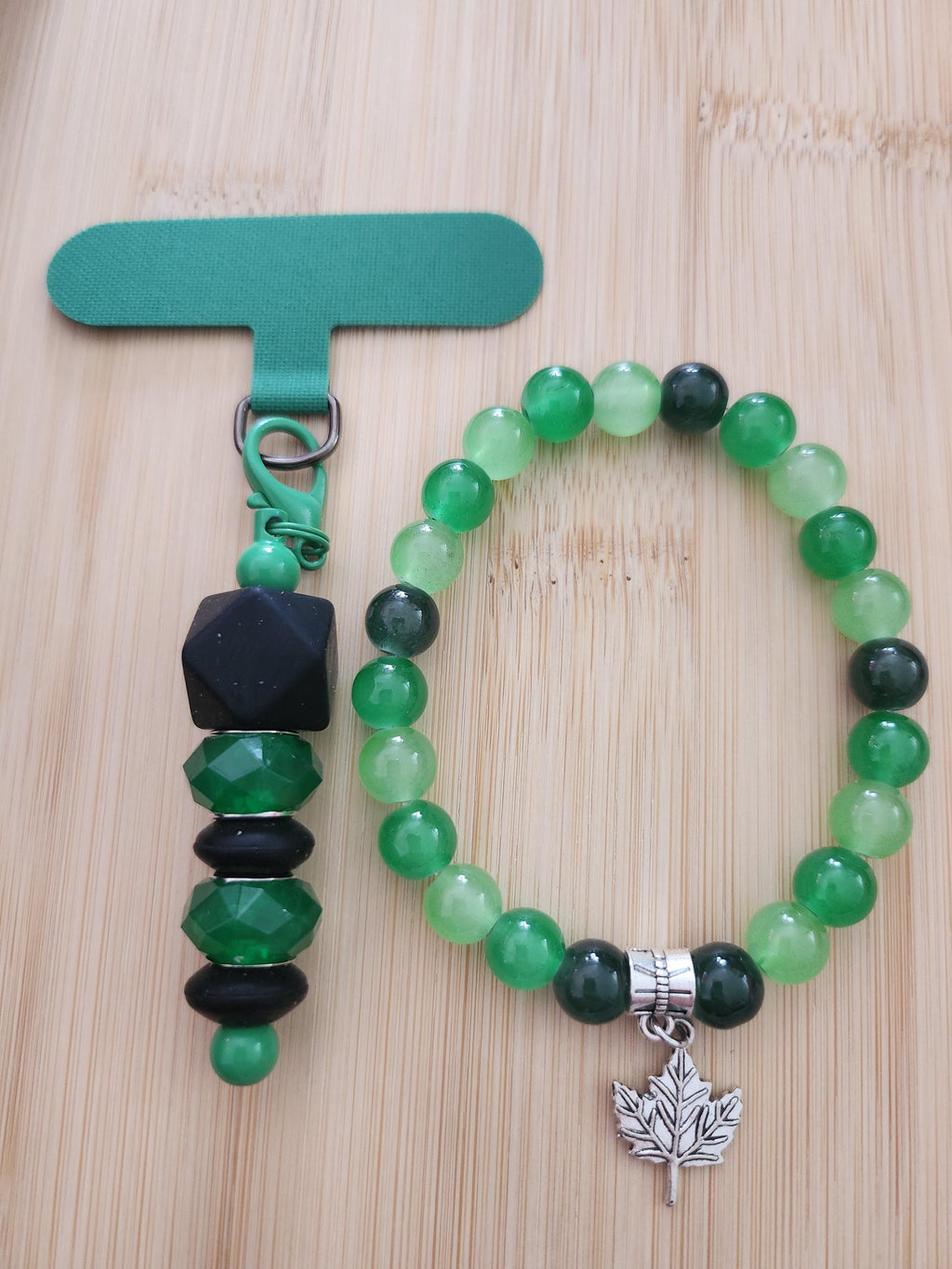 Duo bracelet téléphone vert avec perles nuancées, pendentif feuille, - Kaéde -